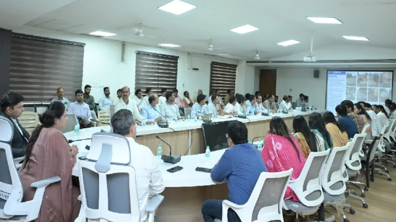 Mayor Meenal Chaube chairing Swachh Survekshan 2026 meeting Raipur.