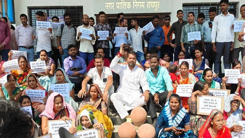 Protesters breaking clay pots at Raipur Nagar Nigam over water crisis.