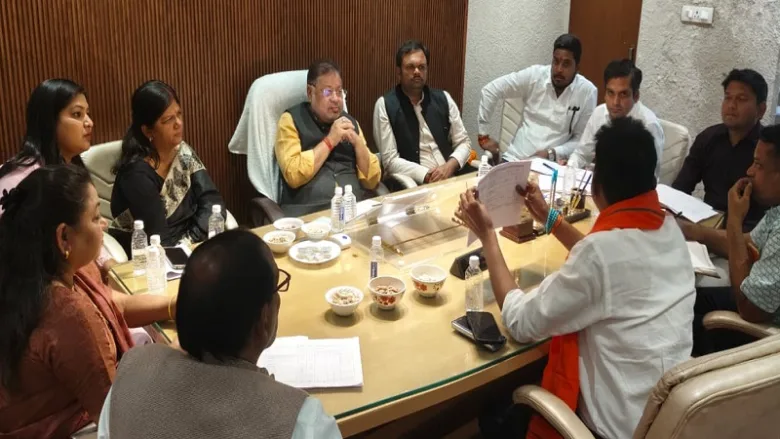 MLA Sunil Soni meeting with Raipur Municipal Corporation officers.