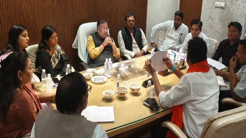 MLA Sunil Soni meeting with Raipur Municipal Corporation officers.