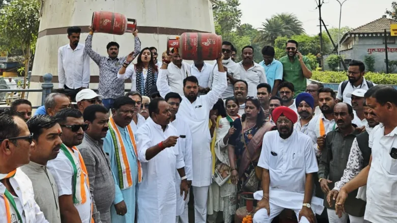 रायपुर घड़ी चौक पर गैस सिलेंडर के साथ कांग्रेस का प्रदर्शन।
