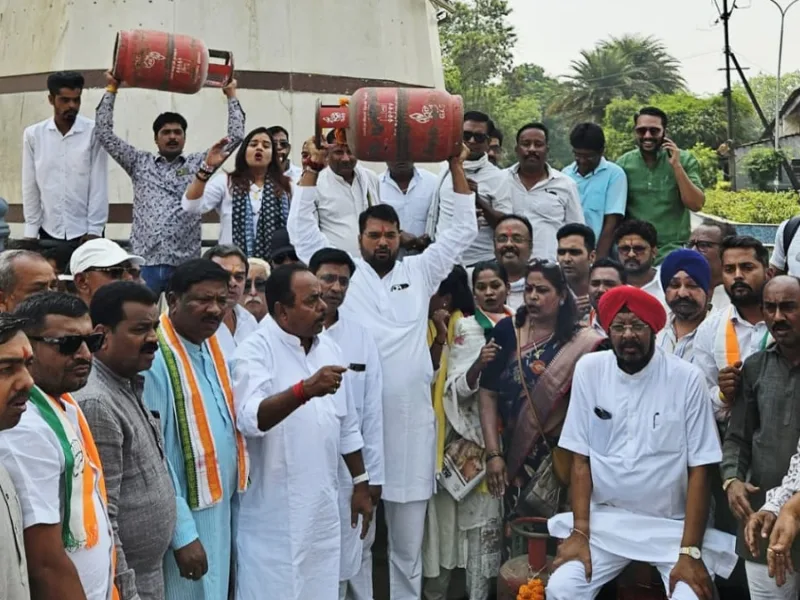 रायपुर घड़ी चौक पर गैस सिलेंडर के साथ कांग्रेस का प्रदर्शन।