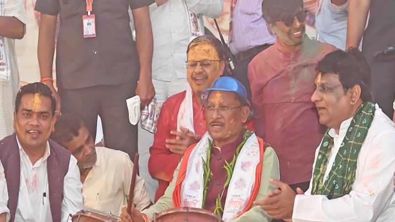 सीएम ने प्रेस क्लब होली मिलन में बजाया नगाड़ा, पत्रकारों संग मनाया 'रंगोत्सव'
