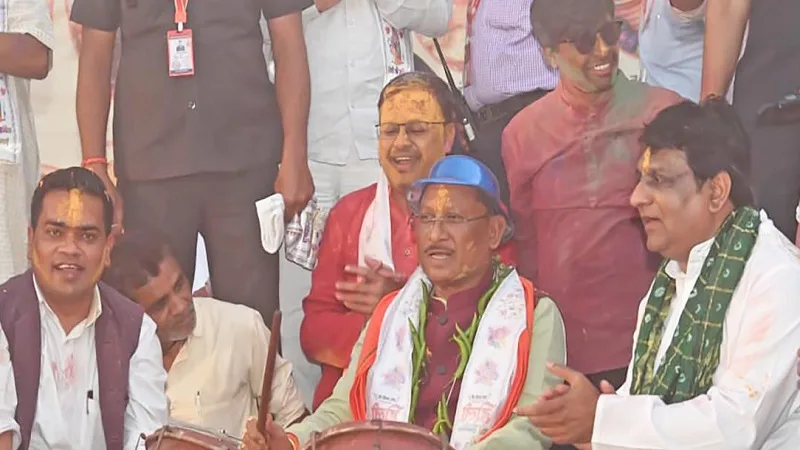 मुख्यमंत्री विष्णु देव साय रायपुर प्रेस क्लब होली मिलन समारोह में नगाड़ा बजाते हुए।