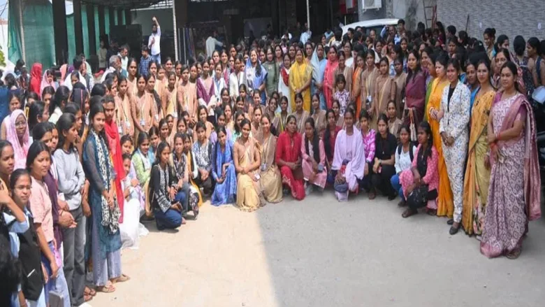 सूरजपुर में महिला एवं बाल विकास मंत्री लक्ष्मी राजवाड़े ने 600 छात्राओं को दिखाई 'द केरल स्टोरी 2'