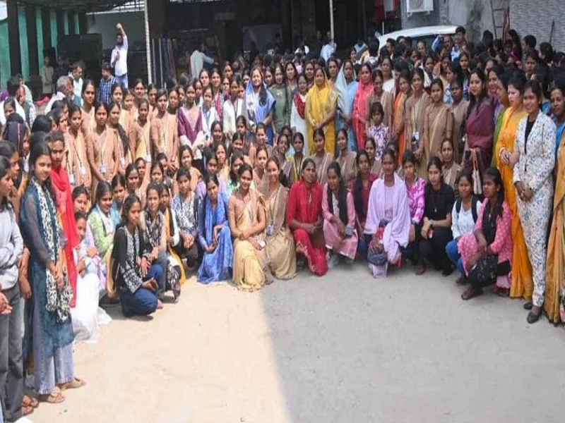 सूरजपुर में महिला एवं बाल विकास मंत्री लक्ष्मी राजवाड़े ने 600 छात्राओं को दिखाई 'द केरल स्टोरी 2'
