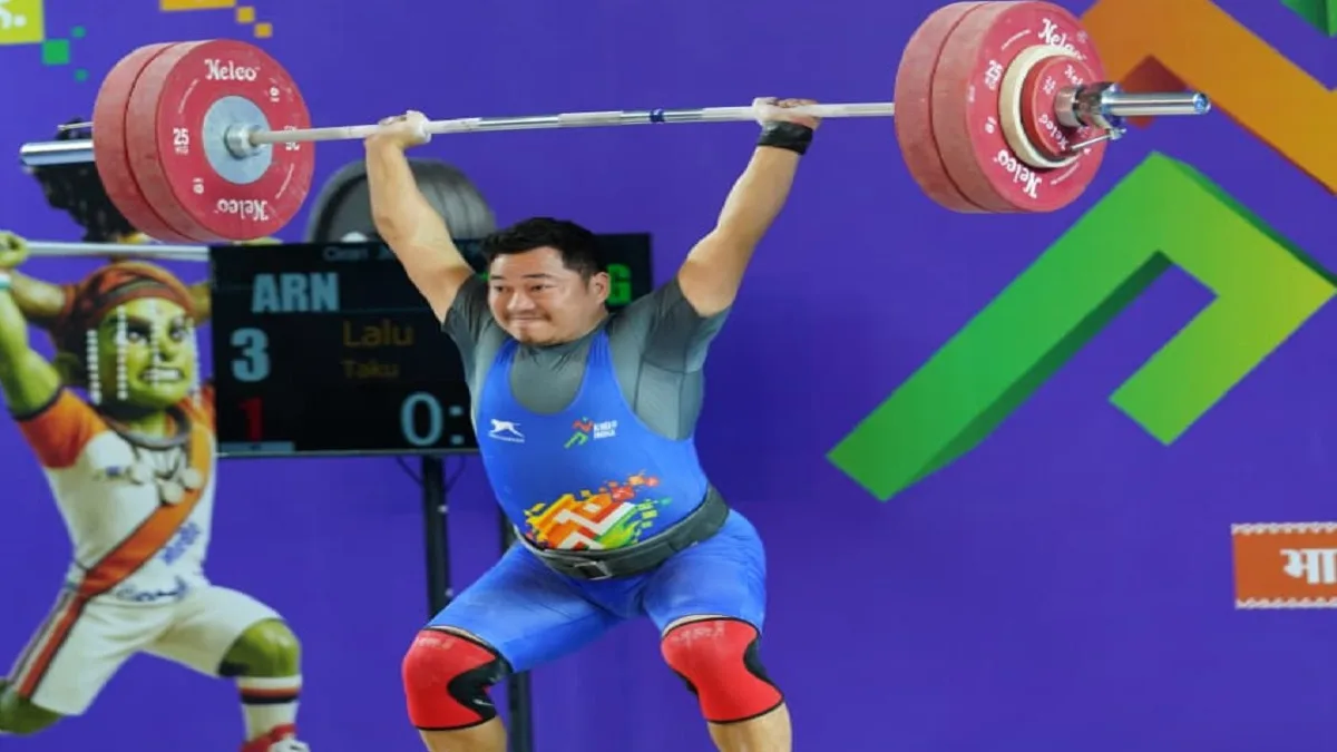 रायपुर में आयोजित खेलो इंडिया ट्राइबल गेम्स 2026 के वेटलिफ्टिंग में अरुणाचल के लालू ताकू ने 250 किलो वजन उठाकर स्वर्ण पदक जीता