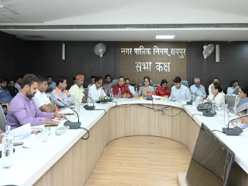 Raipur Mayor Meenal Choubey chairing MIC meeting for Budget 2026-27.