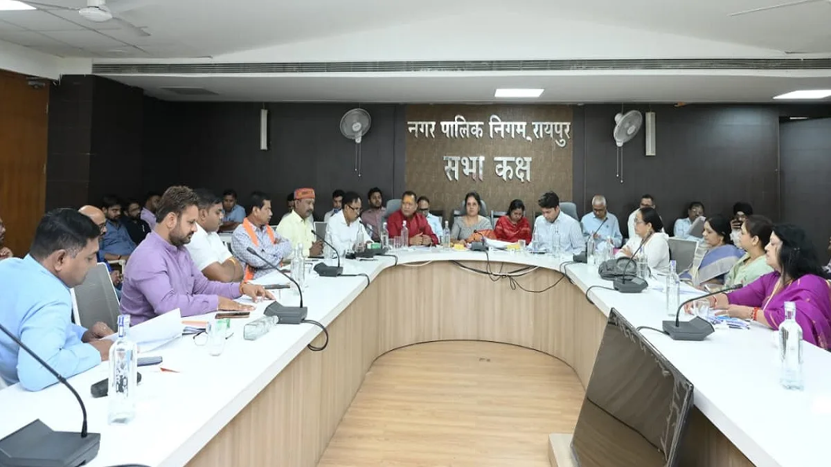 Raipur Mayor Meenal Choubey chairing MIC meeting for Budget 2026-27.