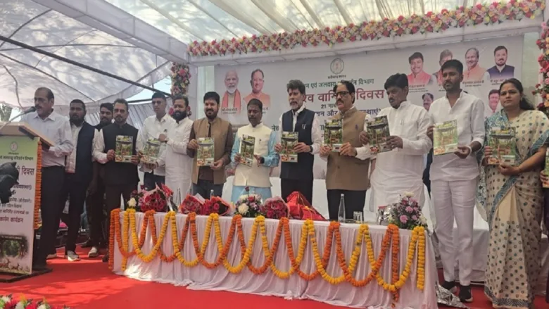 राजधानी रायपुर के पास स्थित मोहरेंगा नेचर सफारी में वन एवं जलवायु परिवर्तन मंत्री केदार कश्यप, विधायक किरण सिंहदेव, अनुज शर्मा और प्रधान मुख्य वन संरक्षक अरुण कुमार पाण्डेय की उपस्थिति में नई सुविधाओं का शुभारंभ किया गया।