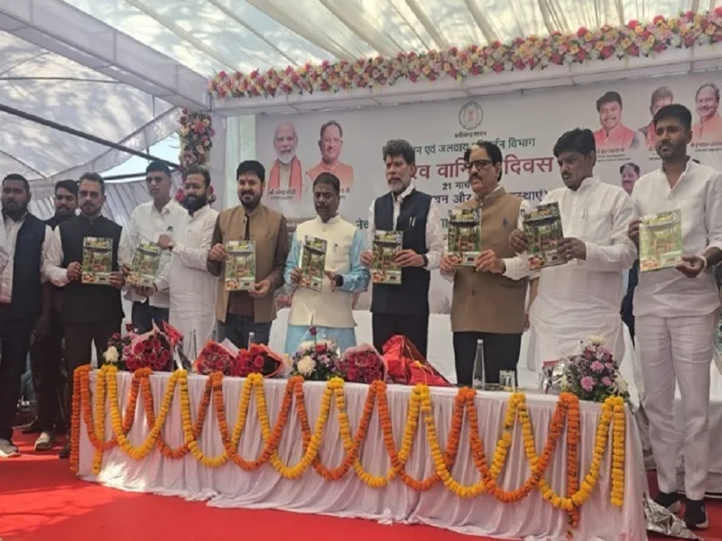 राजधानी रायपुर के पास स्थित मोहरेंगा नेचर सफारी में वन एवं जलवायु परिवर्तन मंत्री केदार कश्यप, विधायक किरण सिंहदेव, अनुज शर्मा और प्रधान मुख्य वन संरक्षक अरुण कुमार पाण्डेय की उपस्थिति में नई सुविधाओं का शुभारंभ किया गया।