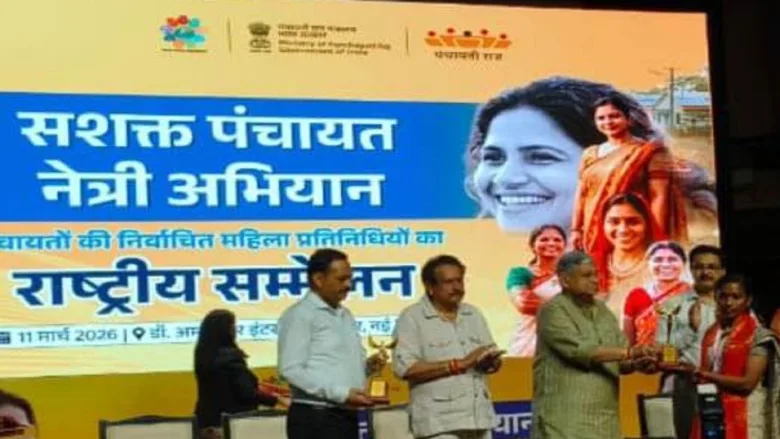 बस्तर की सरपंच जयंती कश्यप दिल्ली में पुरस्कार ग्रहण करते हुए, 2026