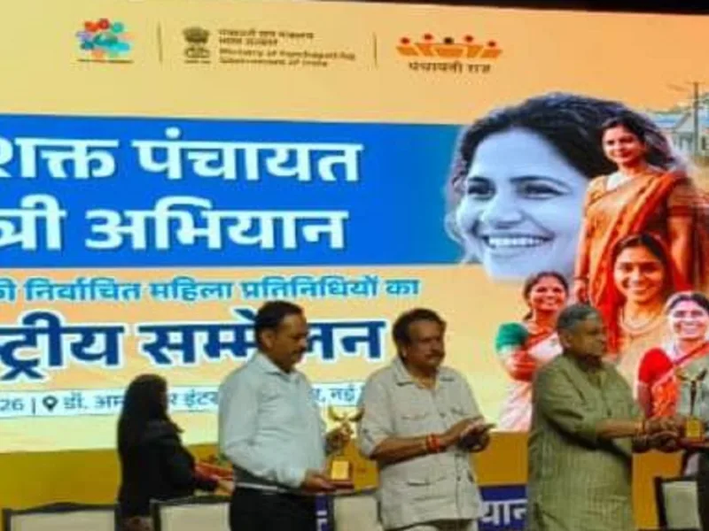 बस्तर की सरपंच जयंती कश्यप दिल्ली में पुरस्कार ग्रहण करते हुए, 2026