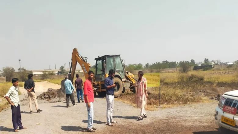Raipur Municipal Corporation demolition of illegal plotting in Jarway.