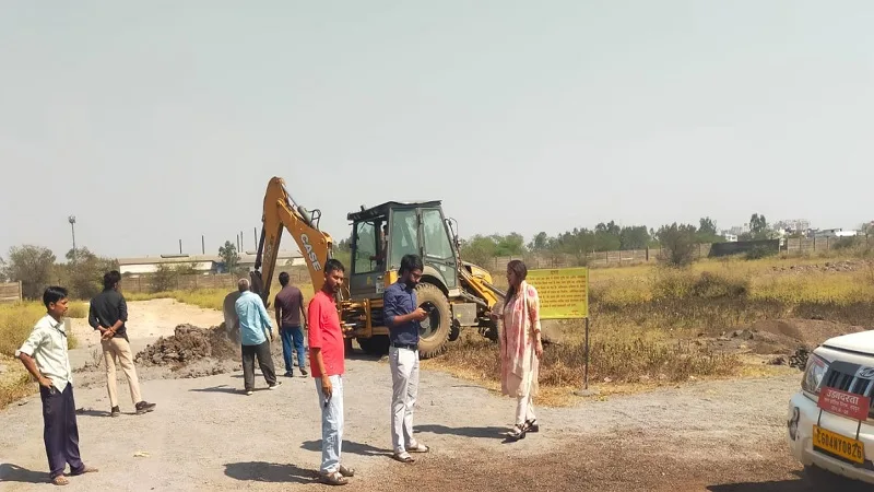 Raipur Municipal Corporation demolition of illegal plotting in Jarway.
