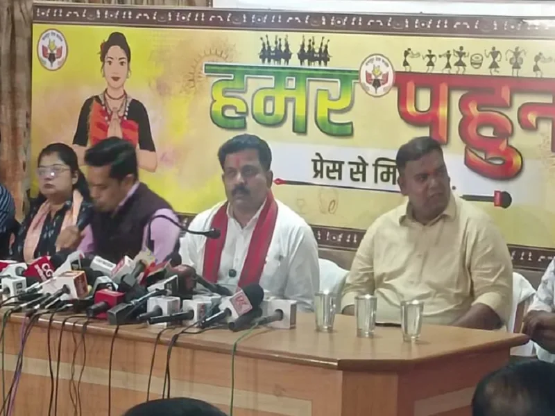 छत्तीसगढ़ के उपमुख्यमंत्री विजय शर्मा बस्तर से नक्सलवाद के खात्मे और नई पुनर्वास नीति की सफलता की जानकारी देते
