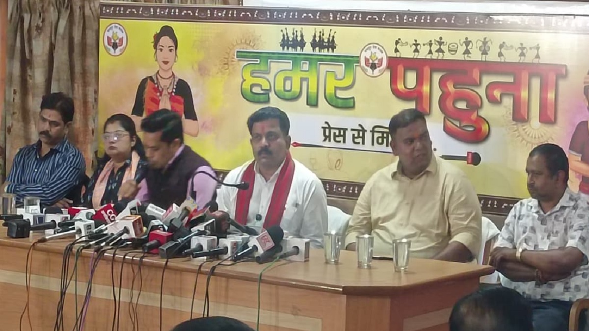 बस्तर में लोकतंत्र की जीत: डिप्टी सीएम विजय शर्मा ने किया बस्तर के नक्सल मुक्त होने का शंखनाद, बोले- 'अब आजाद हुए हैं ग्रामीण, 95% नक्सली मुख्यधारा में'