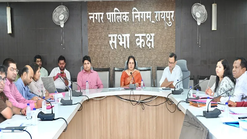 Raipur Mayor Meenal Chaubey water supply meeting.
