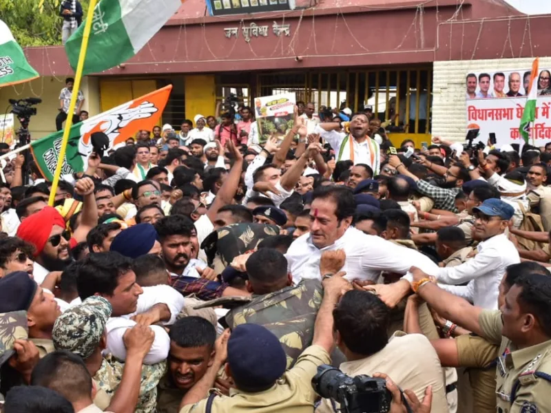 छत्तीसगढ़ कांग्रेस प्रभारी सचिन पायलट के नेतृत्व में विधानसभा घेरने निकले कांग्रेसियों को सुरक्षा कर्मियों ने रोकने की कोशिश की। इस बीच पुलिस और प्रदर्शनकारियों के बीच झूमाझटकी हुई।