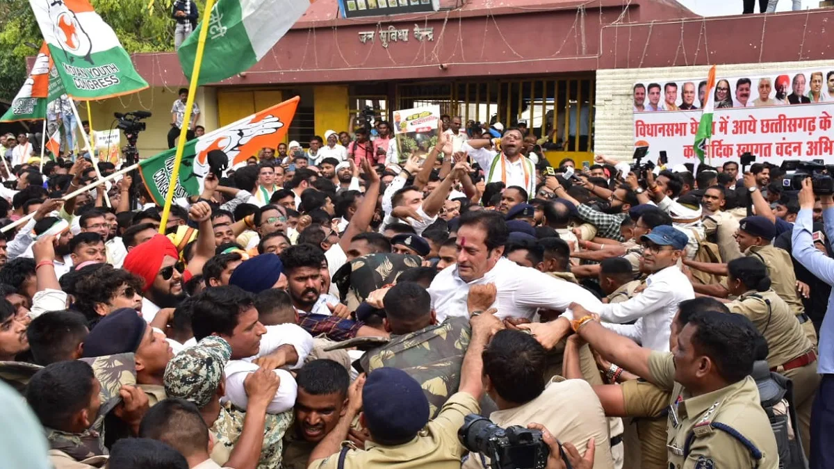 छत्तीसगढ़ कांग्रेस प्रभारी सचिन पायलट के नेतृत्व में विधानसभा घेरने निकले कांग्रेसियों को सुरक्षा कर्मियों ने रोकने की कोशिश की। इस बीच पुलिस और प्रदर्शनकारियों के बीच झूमाझटकी हुई।