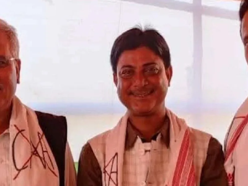 बलौदाबाजार के पूर्व शहर कांग्रेस अध्यक्ष रूपेश ठाकुर का असम में चुनाव प्रचार के दौरान निधन, फोटो के मध्य में