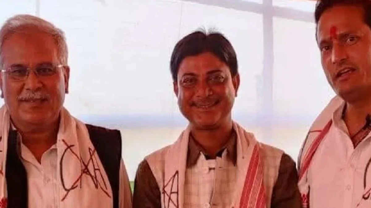 बलौदाबाजार के पूर्व शहर कांग्रेस अध्यक्ष रूपेश ठाकुर का असम में चुनाव प्रचार के दौरान निधन, फोटो के मध्य में