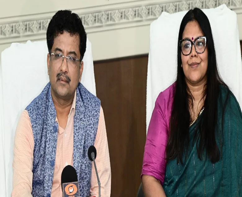 प्रमुख सचिव सोनमणि बोरा और संचालक हिना अनिमेष नेताम आदि परब की जानकारी देते