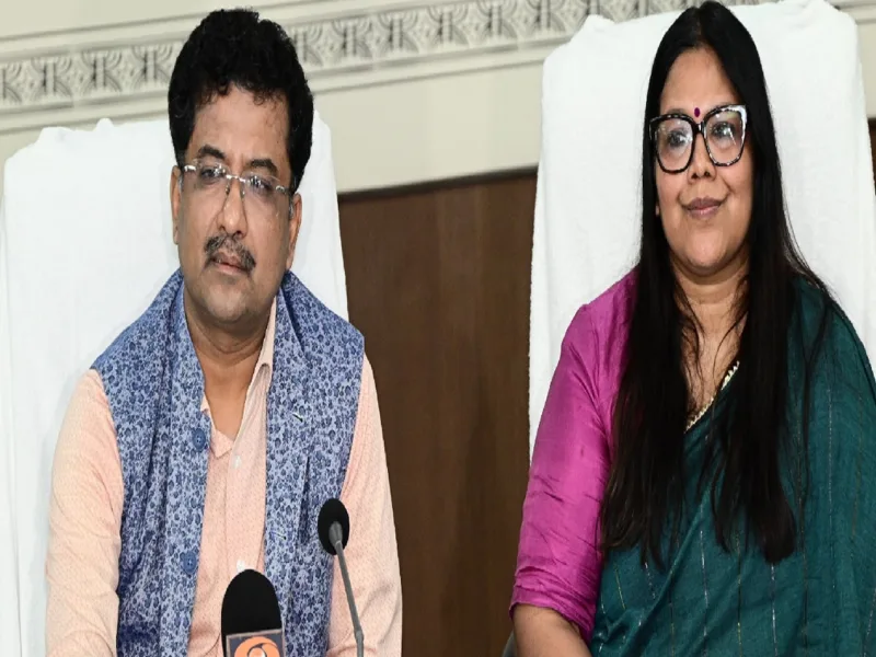 प्रमुख सचिव सोनमणि बोरा और संचालक हिना अनिमेष नेताम आदि परब की जानकारी देते