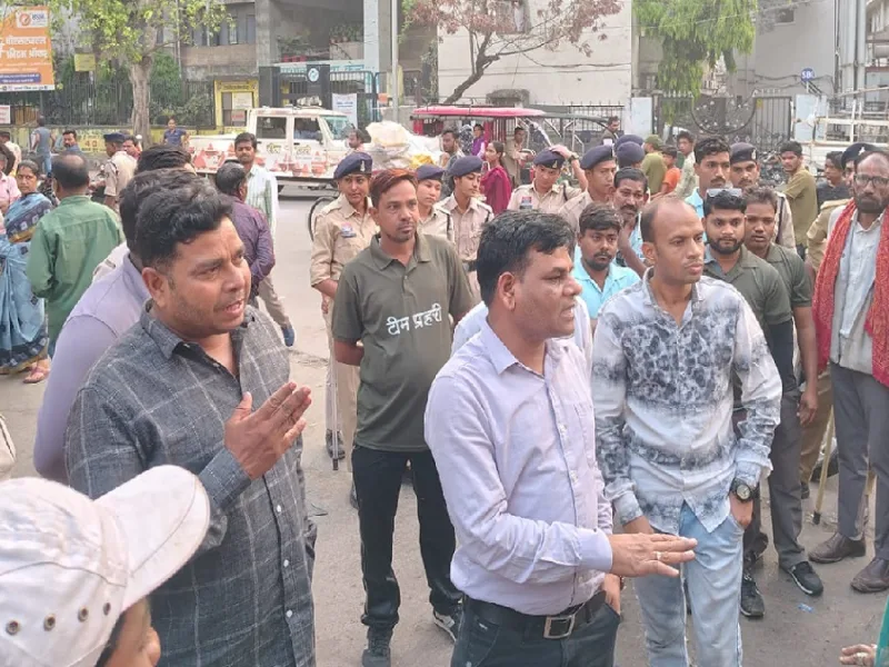 रायपुर मौदहापारा संडे बाजार में नगर निगम की अतिक्रमण विरोधी कार्रवाई।