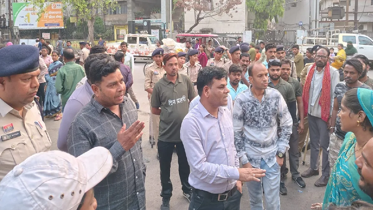 रायपुर मौदहापारा संडे बाजार में नगर निगम की अतिक्रमण विरोधी कार्रवाई।