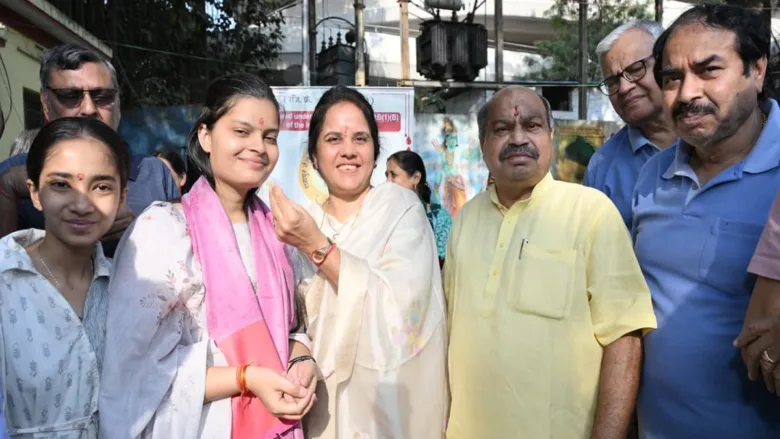 रायपुर के ऑक्सीजोन उद्यान में यूपीएससी में सफलता प्राप्त करने पर वैभवी अग्रवाल का सम्मान करते महापौर