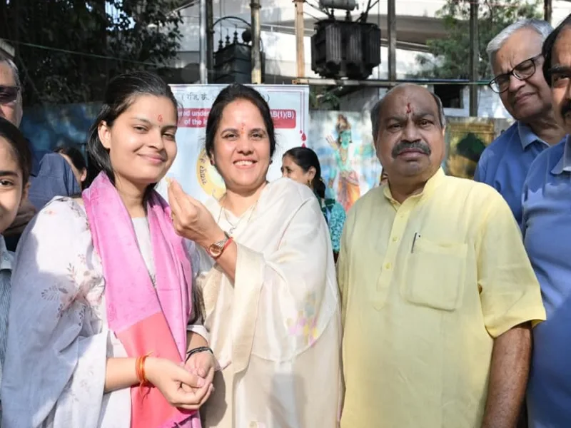 रायपुर के ऑक्सीजोन उद्यान में यूपीएससी में सफलता प्राप्त करने पर वैभवी अग्रवाल का सम्मान करते महापौर