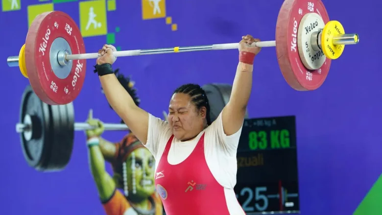 रायपुर में आयोजित खेलो इंडिया ट्राइबल गेम्स 2026 में मिजोरम की ज़ोसांगज़ुआली ने वेटलिफ्टिंग में स्वर्ण पदक जीता