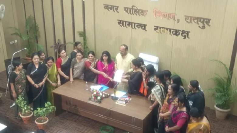 संसद में महिल आरक्षण बिल पारित नहीं होने पर कांग्रेस को जिम्मेदार ठहराते हुए नगर निगम की विशेष सामान्य सभा में भाजपा महिला पार्षदों ने सभापति सूर्यकांत राठौड़ को कांग्रेस के खिलाफ निंदा प्रस्ताव पत्र सौंपा।