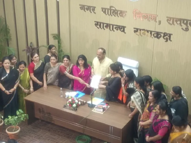 संसद में महिल आरक्षण बिल पारित नहीं होने पर कांग्रेस को जिम्मेदार ठहराते हुए नगर निगम की विशेष सामान्य सभा में भाजपा महिला पार्षदों ने सभापति सूर्यकांत राठौड़ को कांग्रेस के खिलाफ निंदा प्रस्ताव पत्र सौंपा।