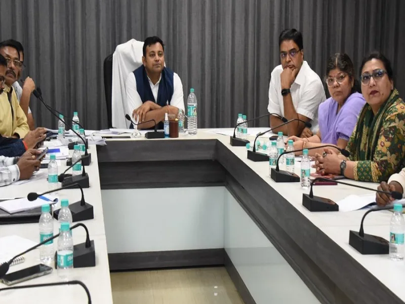 नवा रायपुर में जनसंपर्क आयुक्त रजत बंसल ने ली अधिकारियों की बैठक