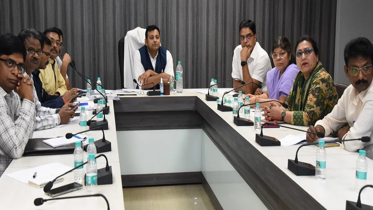 नवा रायपुर में जनसंपर्क आयुक्त रजत बंसल ने ली अधिकारियों की बैठक