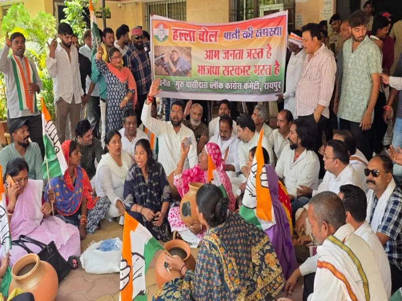 रायपुर के 4 वार्डों में गहराया जल संकट, नेता प्रतिपक्ष आकाश तिवारी के नेतृत्व में हुआ प्रदर्शन।