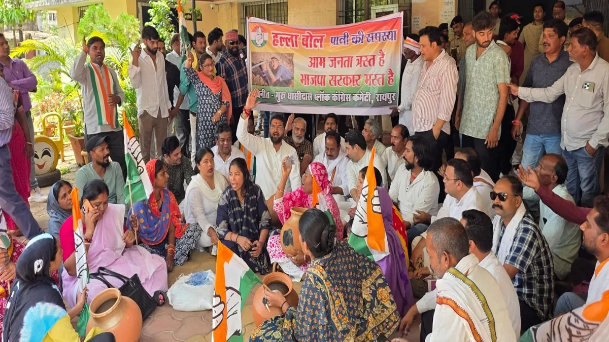 रायपुर के 4 वार्डों में गहराया जल संकट, नेता प्रतिपक्ष आकाश तिवारी के नेतृत्व में हुआ प्रदर्शन।