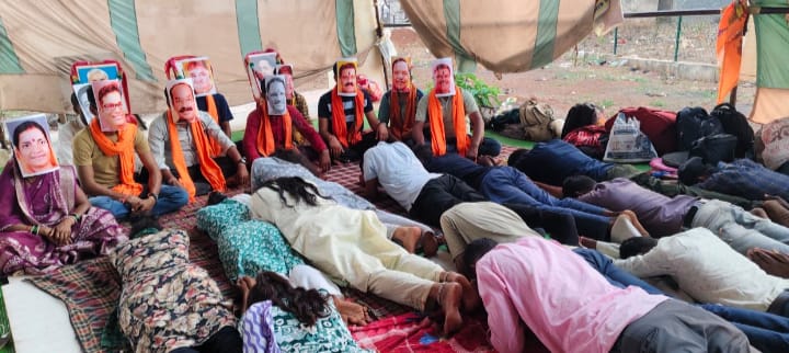 Unique and Peaceful Protest : डीएड अभ्यर्थियों ने सरकार को सद्बुद्धि देने दंडवत प्रणाम कर की पूजा-अर्चना