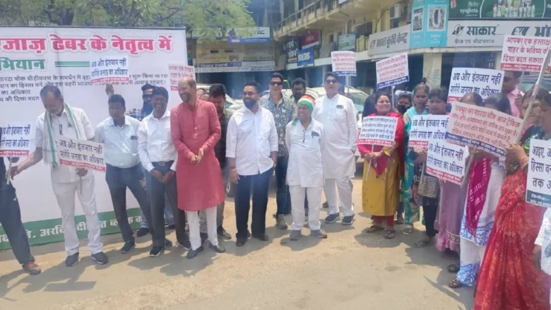 रायपुर की सड़कों पर उतरे कांग्रेसी: तात्यापारा-शारदा चौक चौड़ीकरण के लिए हस्ताक्षर अभियान, मुआवजे की मांग तेज
