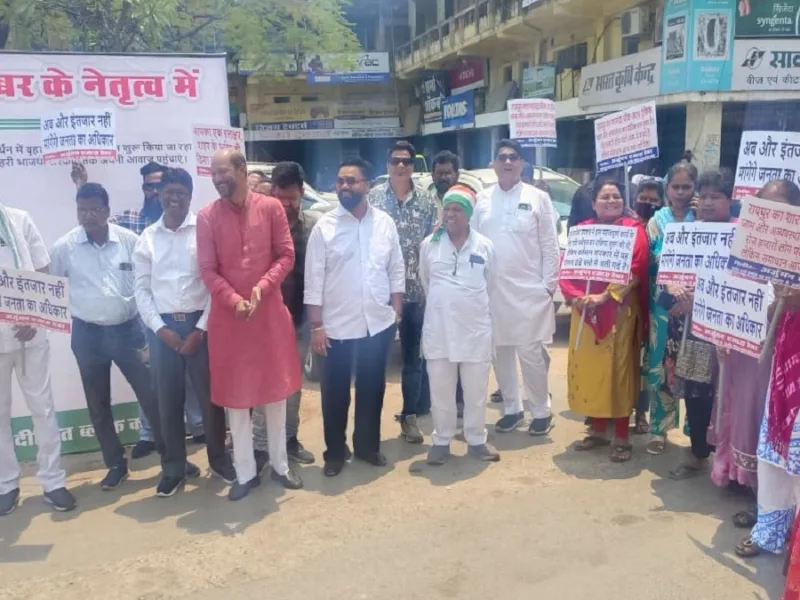 रायपुर की सड़कों पर उतरे कांग्रेसी: तात्यापारा-शारदा चौक चौड़ीकरण के लिए हस्ताक्षर अभियान, मुआवजे की मांग तेज