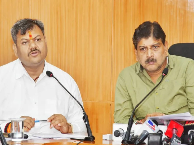 मंडल रेल प्रबंधक दयानंद और वरिष्ठ मंडल वाणिज्य प्रबंधक अवधेश कुमार त्रिवेदी रेलवे बजट और उपलब्धियों की जानकारी देते