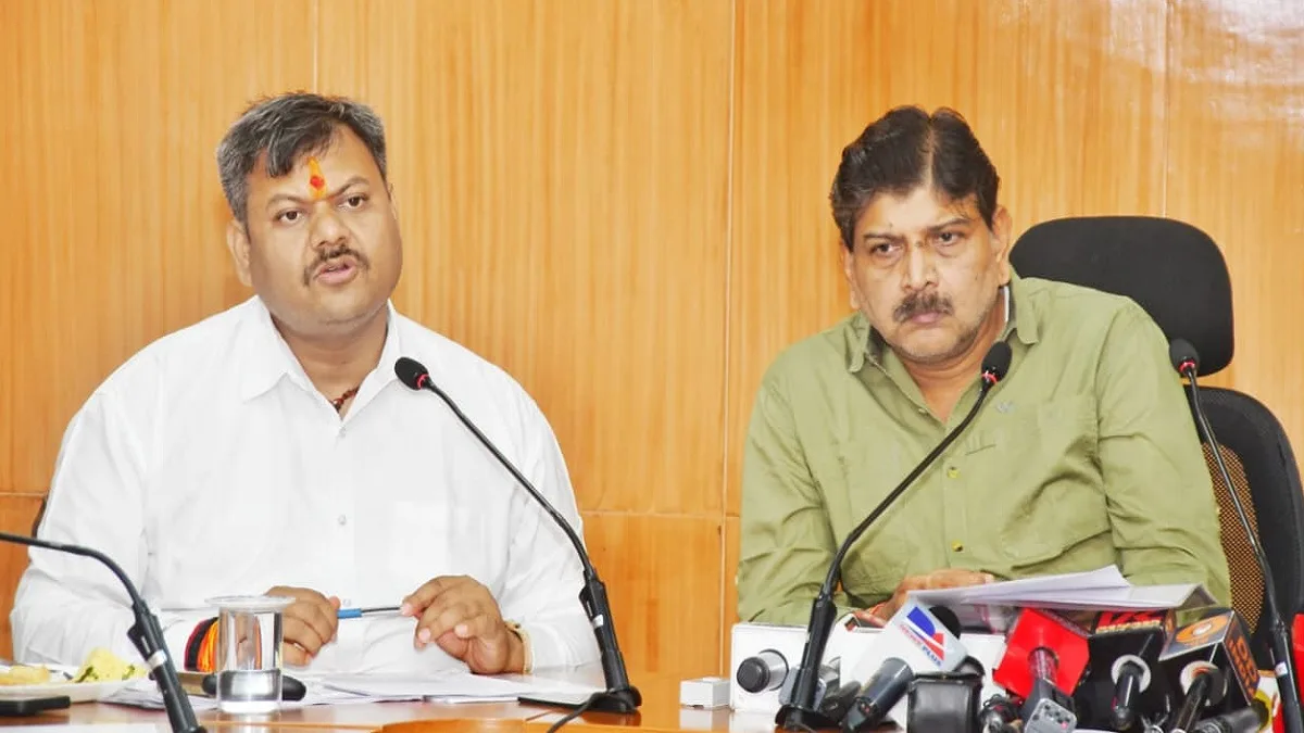 मंडल रेल प्रबंधक दयानंद और वरिष्ठ मंडल वाणिज्य प्रबंधक अवधेश कुमार त्रिवेदी रेलवे बजट और उपलब्धियों की जानकारी देते