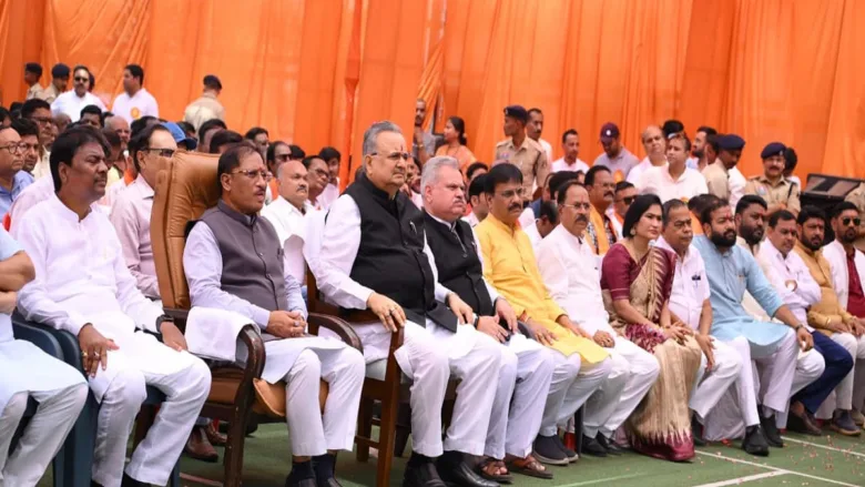 मुख्यमंत्री विष्णु देव साय ने राजधानी रायपुर के भाटागांव स्थित विनायक सिटी में आम नागरिकों के साथ प्रधानमंत्री के संवाद को सुना