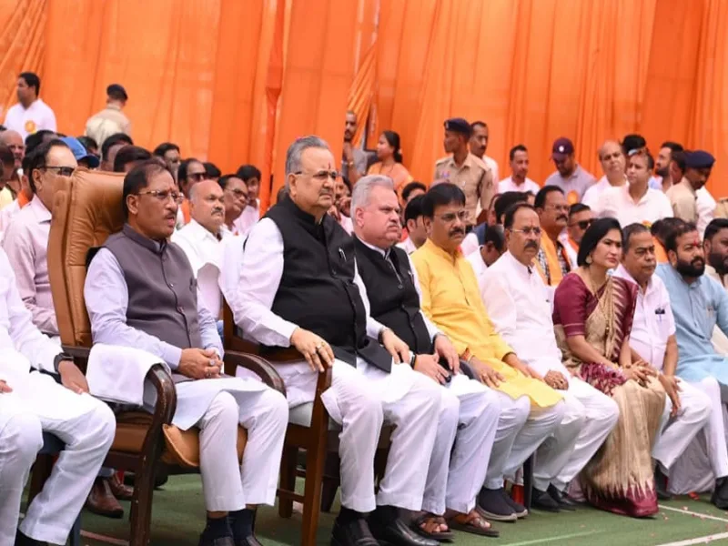 मुख्यमंत्री विष्णु देव साय ने राजधानी रायपुर के भाटागांव स्थित विनायक सिटी में आम नागरिकों के साथ प्रधानमंत्री के संवाद को सुना