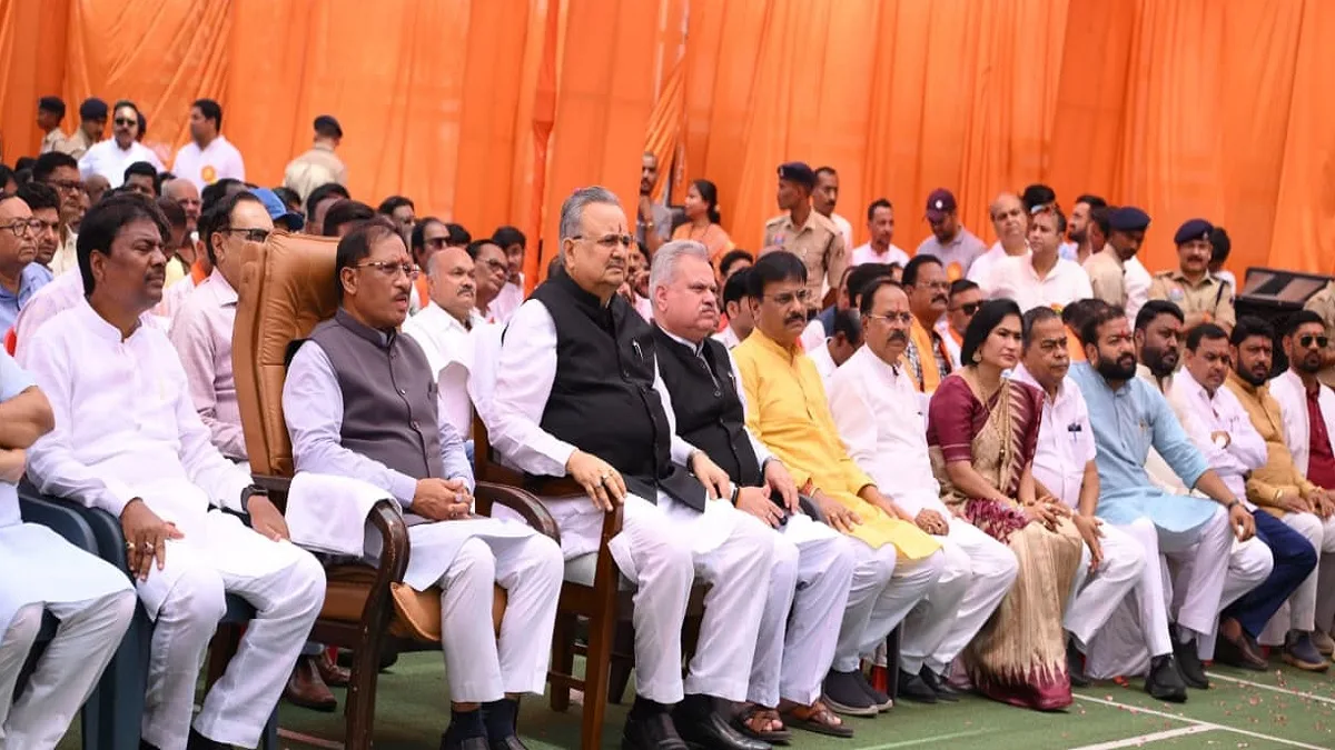 मुख्यमंत्री विष्णु देव साय ने राजधानी रायपुर के भाटागांव स्थित विनायक सिटी में आम नागरिकों के साथ प्रधानमंत्री के संवाद को सुना