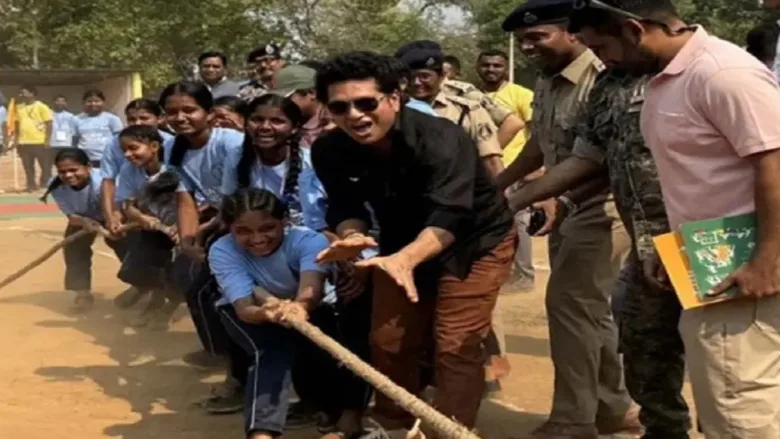 सचिन तेंदुलकर ने बच्चियों के साथ रस्साकशी का खेल खेला