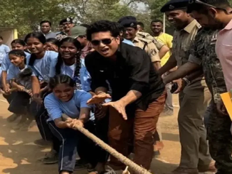 सचिन तेंदुलकर ने बच्चियों के साथ रस्साकशी का खेल खेला
