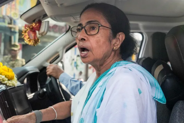 West Bengal: पश्चिम बंगाल में TMC की हार के बाद भले इस्तीफा नहीं देने पर अड़ी ममता बनर्जी, लेकिन करीबी सलाहकारों का धड़ाधड़ इस्तीफा